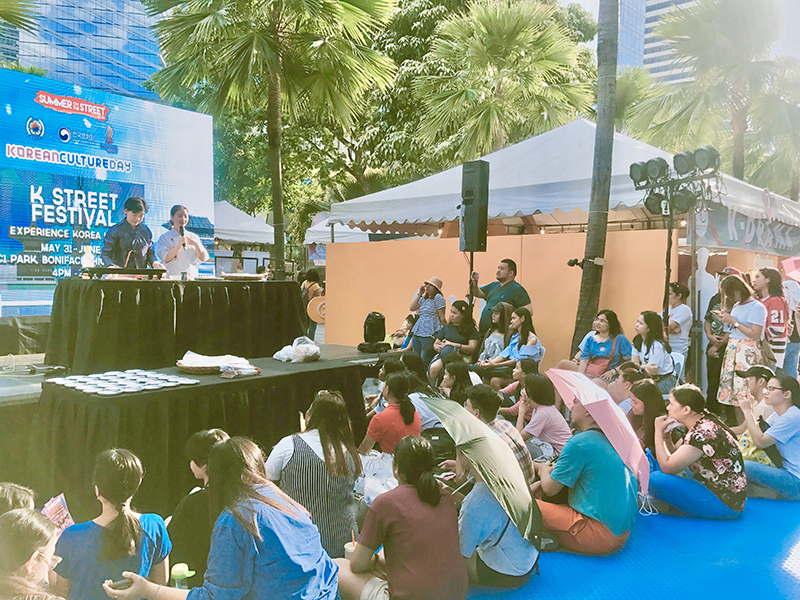  
The K-Street Festival attracted an estimated 30,000 participants.
